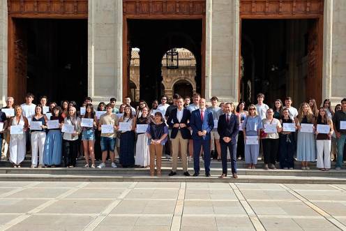 <i>Estudiantes de la UJA junto a presidente de la Diputación y el Rector de la Universidad de Jaén. / Universidad de Jaén. </i>