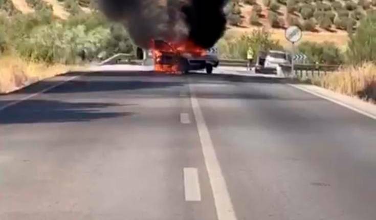 <i>Imagen del vehículo implicado en el accidente ardiendo. </i>