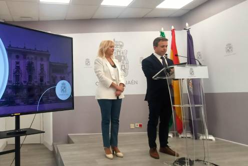 <i>Un instante de la rueda de prensa del alcalde de Jaén, Julio Millán, y la primera teniente de alcalde, María Espejo, en el Ayuntamiento de Jaén. / F. Gaitán / Diario JAÉN.</i>