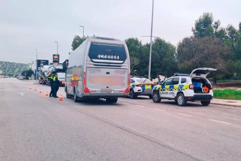 <i>Policía Local de Jaén en un control de tráfico. / Ayuntamiento de Jaén. </i>