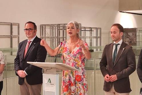 <i>La consejera Patricia del Pozo interviene, junto a José Ayala y Erik Domínguez. / Diario JAÉN.</i>
