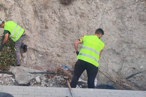 <i>Tareas de limpieza en arcenes de Jaén. / Ayuntamiento de Jaén. </i>