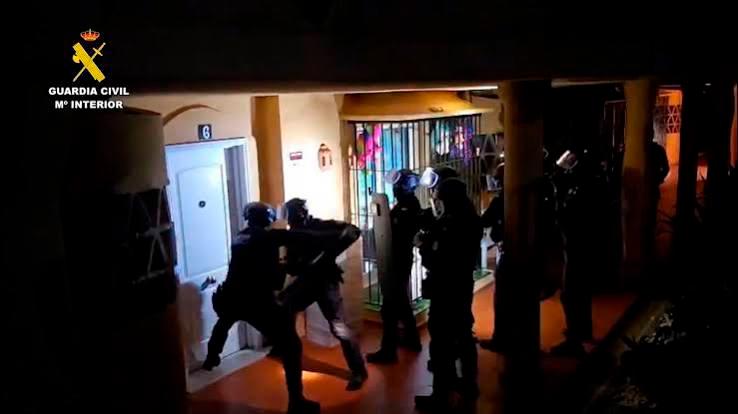 <i>Entrada de la Guardia Civil en un domicilio de los sospechosos. / Guardia Civil.</i>