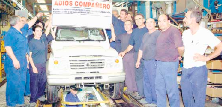 <i>Los trabajadores despiden el vehículo con un cartel elaborado para la ocasión. / Archivo Histórico de Diario JAÉN.</i>