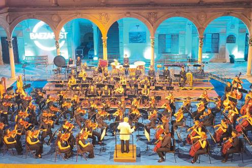 <i>Momento de la interpretación de la Joven Orquesta Nacional de España en el marco del patio de la Antigua Universidad de Baeza. / Ana Lechuga / Diario JAÉN.</i>
