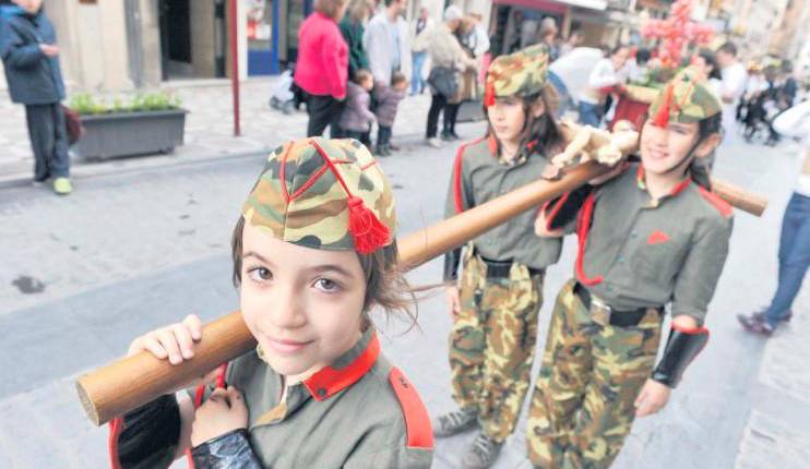 <i>Los niños recorrieron las calles del centro de la capital demostrando la buena cantera cofrade que tiene Jaén. / Archivo Histórico de Diario JAÉN.</i>