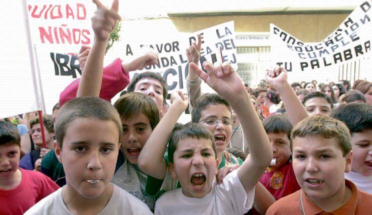 <i>Uno de los grupos de manifestantes, antes de comenzar su recorrido al principio del Paseo de la Estación. / Archivo Histórico de Diario JAÉN.</i>