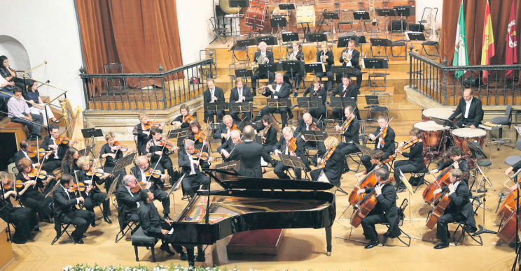 <i>Integrantes de la Netherlands Symphony Orchestra dirigidos por Jan Villem de Vriend. / Archivo Histórico de Diario JAÉN.</i>