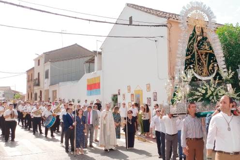 <i>La Virgen de la Consolación durante su procesión por las calles de Castellar. / Jason Moyano</i>