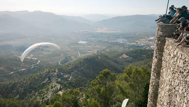 <i>El público disfruta del vuelo de los pilotos. / Fotografías. Agustín Muñoz / Diario JAÉN.</i>