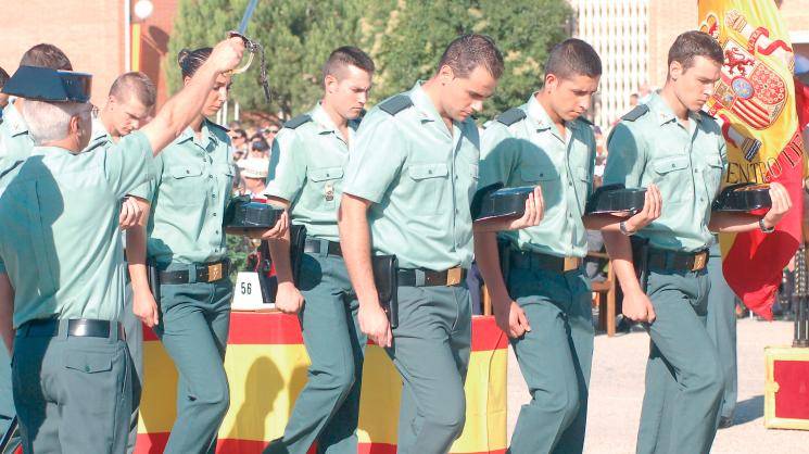<i>Guardias de la promoción 114-B desfilan frente a las autoridades durante el homenaje a la bandera española. / Archivo histórico Diario JAÉN. </i>