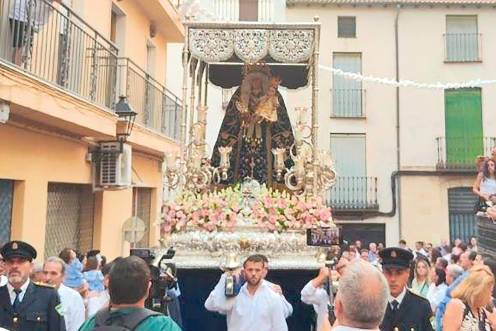 <i>El cortejo vecinal condujo a las patronas desde la Plaza del Pueblo por la Avenida de la Constitución, para continuar por varias zonas clave del pueblo como la Plaza de España o la Avenida de la Constitución. / Ana Lechuga / Diario JAÉN.</i>