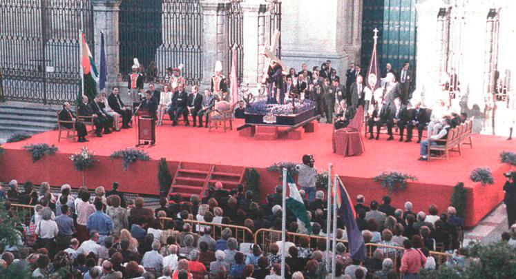 <i>Estrado oficial del acto en la Plaza de Santa María presidido por la imagen de El Abuelo junto a las autoridades y rodeado de público. / Archivo Histórico de Diario JAÉN.</i>