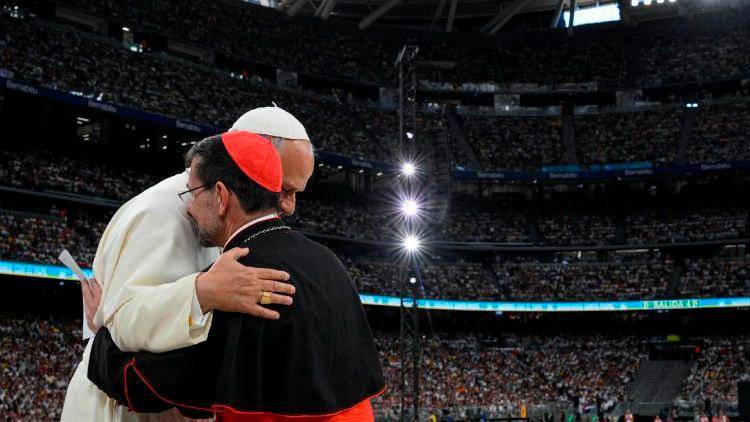 <i>Un abrazo fraterno entre el Papa León XIV y el cardenal Cobo en Bernabeu. / Vaticans News.</i>