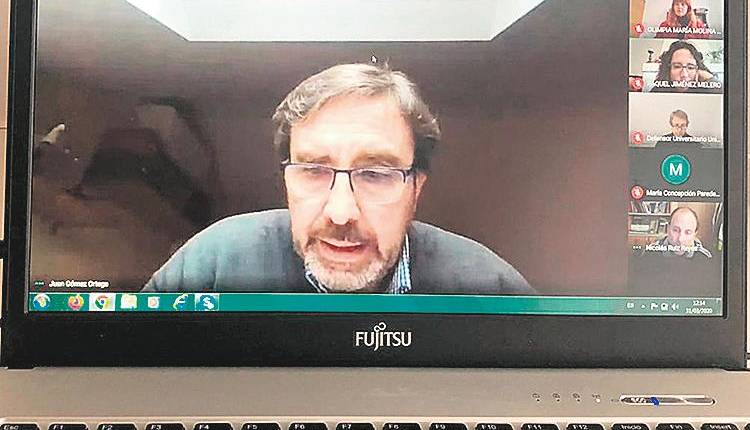 VIDEOCONFERENCIA. <i>El rector, Juan Gómez, en la reunión telemática.</i>
