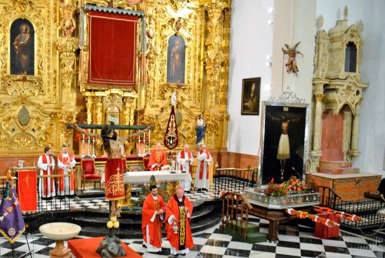 <i>Interiores del templo con la talla gótica y la réplica en lienzo del “Cristo de Burgos” </i>