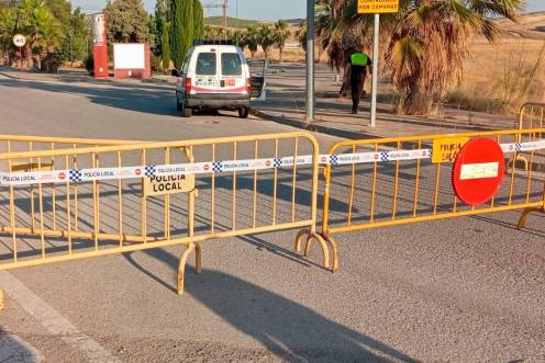 <i>Acceso cortado durante la campaña de control de vertidos ilegales en el Polígono de Los Olivares. / Ayuntamiento de Jaén. </i>