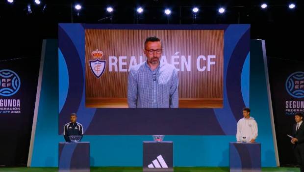<i>Manuel Herrero contesta a las preguntas desde la sede del club. / RFEF.</i>