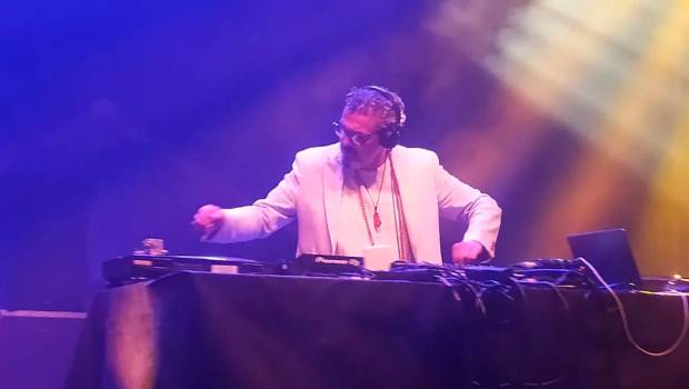 <i>El DJ Juanma Quesada, conocido como El guardián del vinilo inauguró una nueva edición de un festival para amantes del soul y el blues.</i>