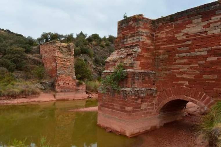 <i>Vista de los restos de los estribos aguas abajo.</i>