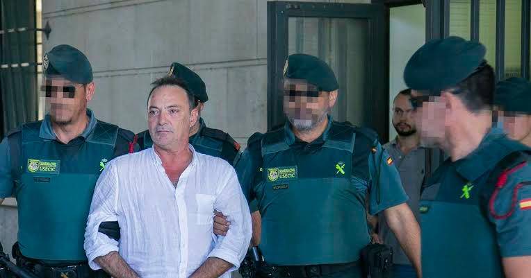 <i>José Antonio Marín, gerente de Magrudis, en el momento del pase a disposición judicial junto a su hijo, Sandro, al fondo, tras ser acusados de delitos de homicidio imprudente y contra la salud pública. Archivo. / María José López / Europa Press.</i>