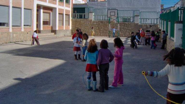 La Junta permite que una niña asista a clase sin mascarilla en Torreperogil por padecer asma