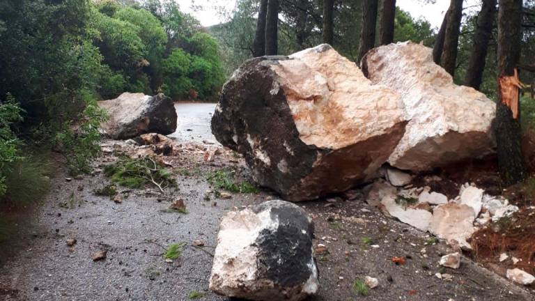 Varias rocas se desprenden por las tormentas y cortan la carretera Los Villares-Jamilena