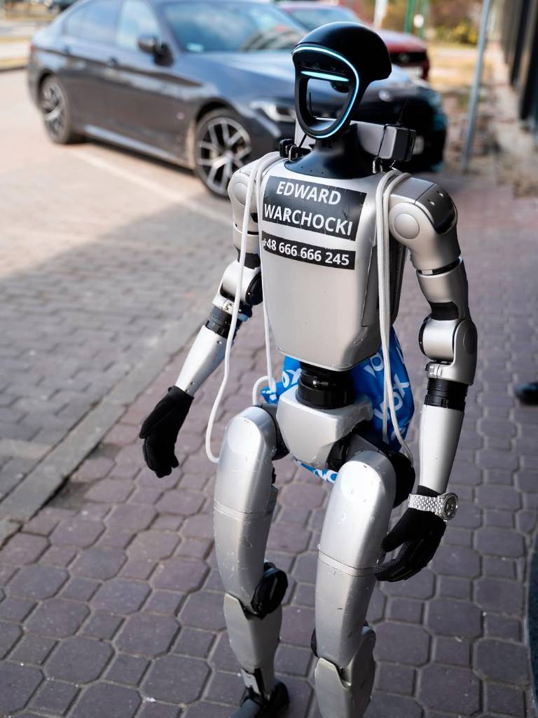 <i>Edward Warchocki, el robot humanoide de Varsovia. / Instagram.</i>