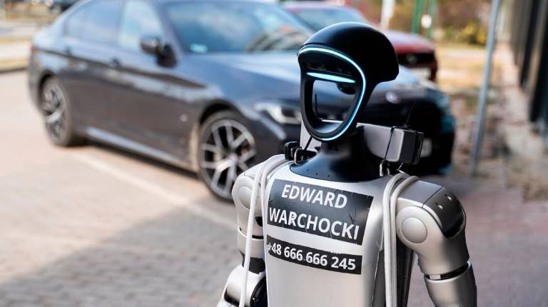<i>Edward Warchocki, el robot humanoide de Varsovia. / Instagram.</i>