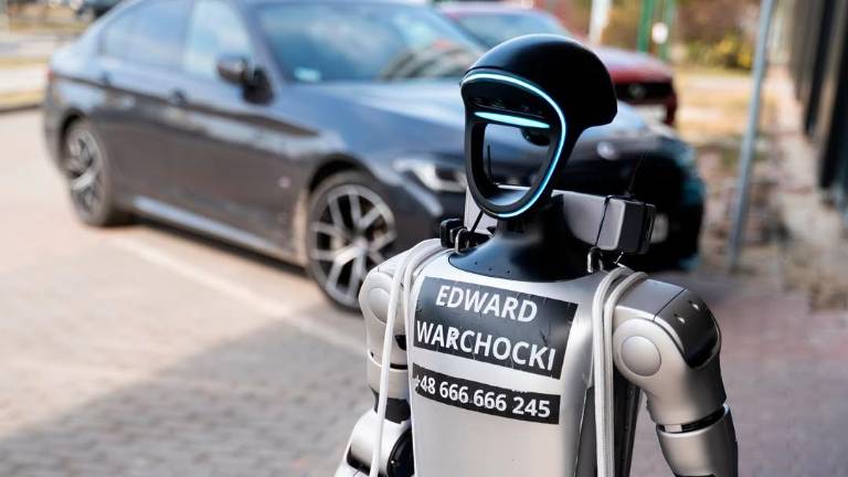 Edward Warchocki, el robot influencer que patrulla las calles de Varsovia