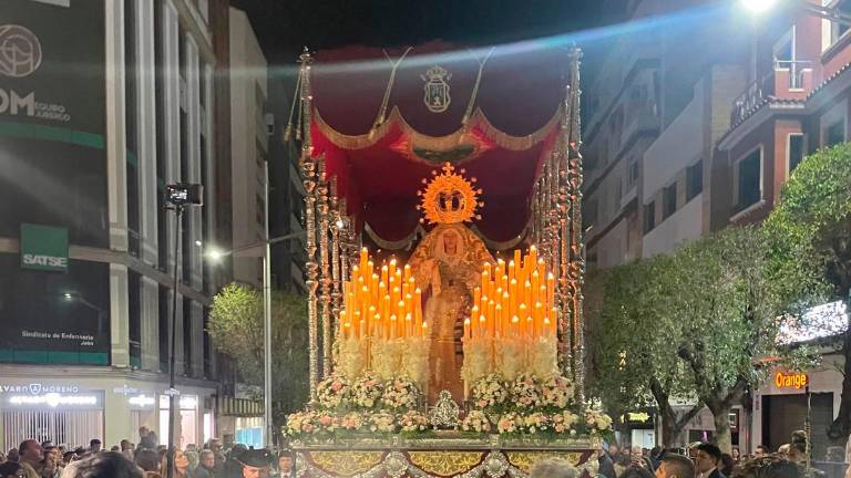 La Oración en el Huerto y María de los Desamparados se abren paso en la noche