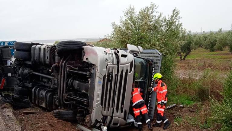 Atrapado el conductor de un camión tras un accidente en la A-4