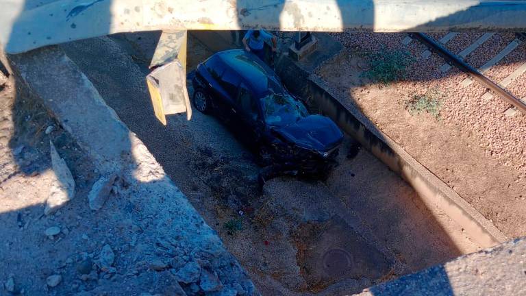 La caída de un coche a las vías ferroviarias entre Linares y Torreblascopedro deja dos heridos graves