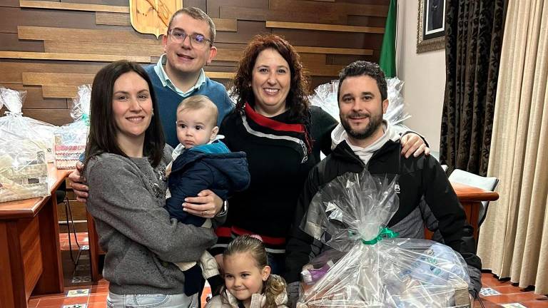 Rus entrega las cestas y los cheques bebé