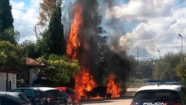 Un coche arde junto a La Hacienda en Linares