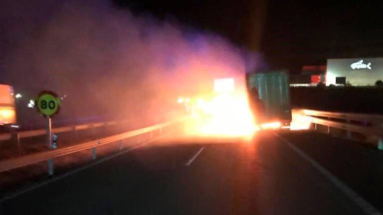 Dos Policías de Linares salvan a un camionero envuelto en llamas