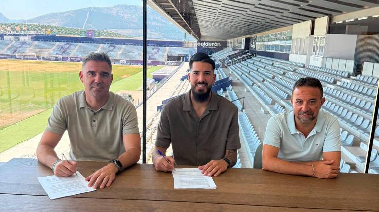 <i>Fran Anera, Salvi Carrasco y Juan Gambero, en el despacho del máximo accionista en el Estadio de La Victoria. / Real Jaén.</i>