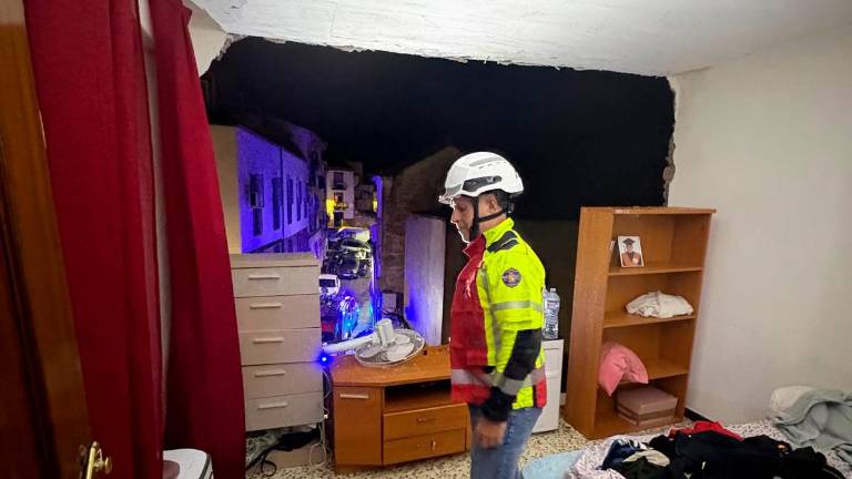 La caída de parte de la pared de una casa en calle Llana activa a los servicios de emergencias