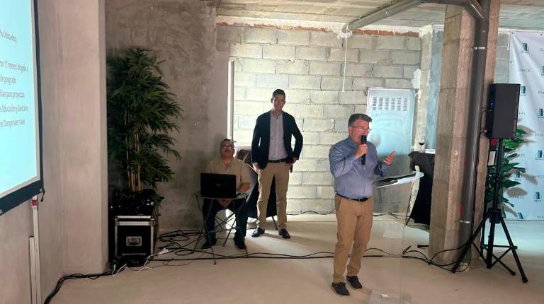 <i>Momento de la presentación realizada por Ángel Álvarez en Láchar (Granada).</i>