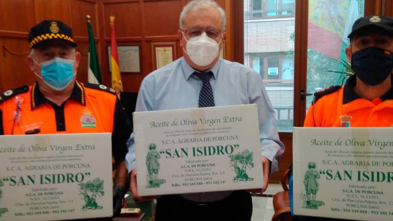 Porcuna Solidaria dona 100 viseras a la Audiencia Provincial