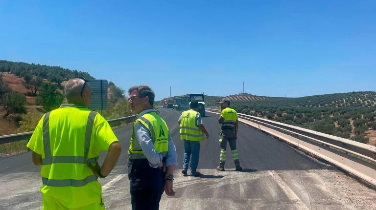 <i>El delegado territorial Miguel Contreras visita los trabajos. / Junta de Andalucía.</i>