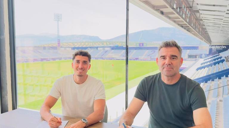 <i>Álex Pérez y Fran Anera, durante la firma del contrato con el Real Jaén. / Real Jaén.</i>
