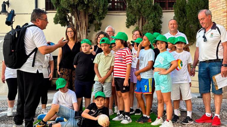 <i>Los escolares de la capital participan en un taller de bolos serranos. / Diputación de Jaén.</i>