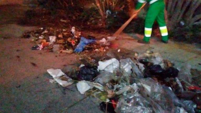 Retiran dos toneladas de basura acumulada en la calle Cazalilla