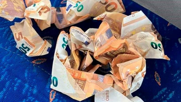 De película: Lluvia de billetes de 50 euros en la autovía de Marbella