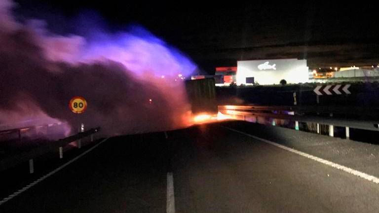 Dos Policías de Linares salvan a un camionero envuelto en llamas