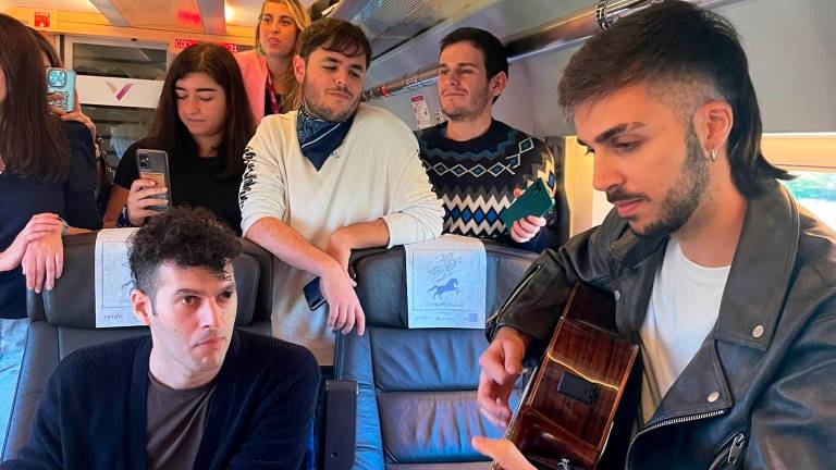 Arde Bogotá improvisa un animado concierto en un AVE