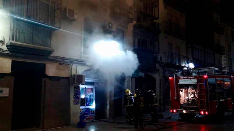 Desalojados 20 vecinos de la capital por un incendio en una tienda de chucherías