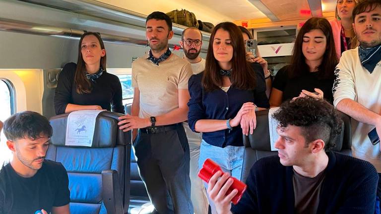 Arde Bogotá improvisa un animado concierto en un AVE