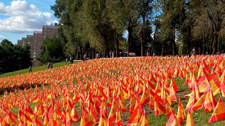 Colocan 53.000 banderas de España en un parque frente a la M-30 de Madrid para homenajear a los fallecidos